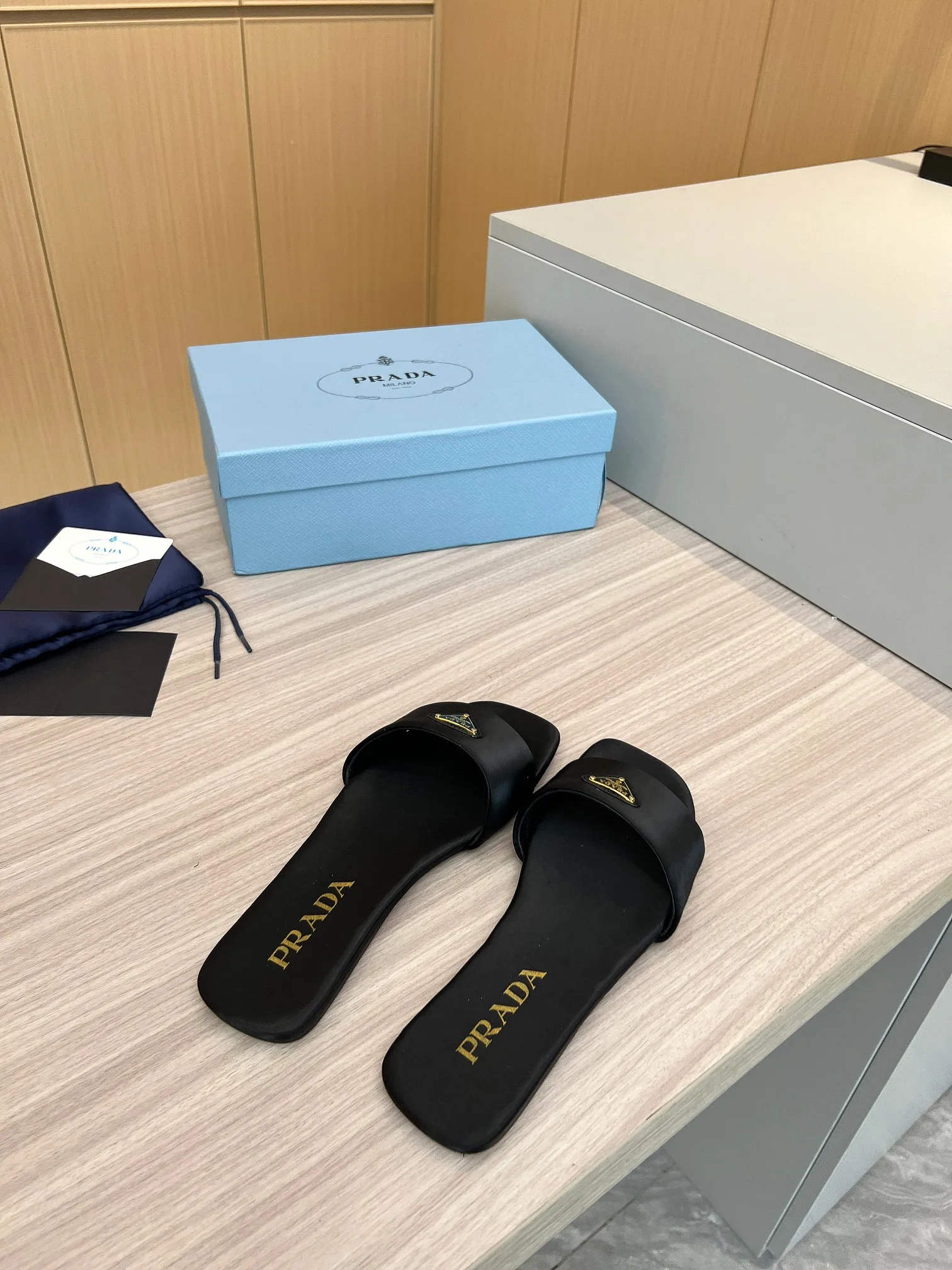 👟👟Ex-factory price 420👟👟 Top version on the market🔥4048SS Prada〰️Triangle logo ✔️Top quality ✔️Elegant, intellectual, retro and cute in one ✔️Upper: original silk surface ➕Original hardware buckle ✔️Inner: lambskin lining ✔️Original Italian leather outsole ✔️12 colors available from stock ✔️Size: 35-42 (41, 42, customized)